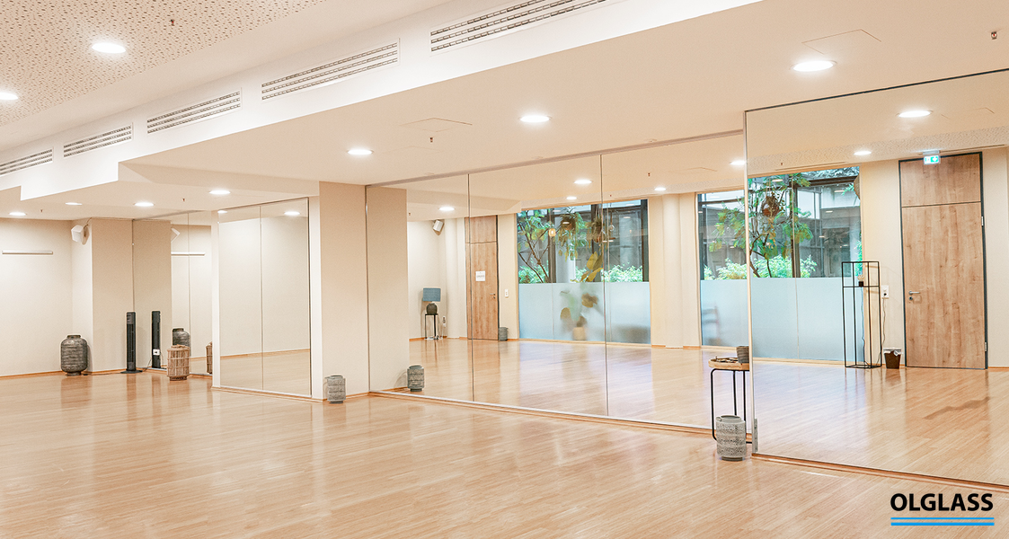 Długie lustro w łazience publicznej nad umywalkami i kabinami sanitarnymi, Gdańsk, Sopot, Gdynia, Trójmiasto.