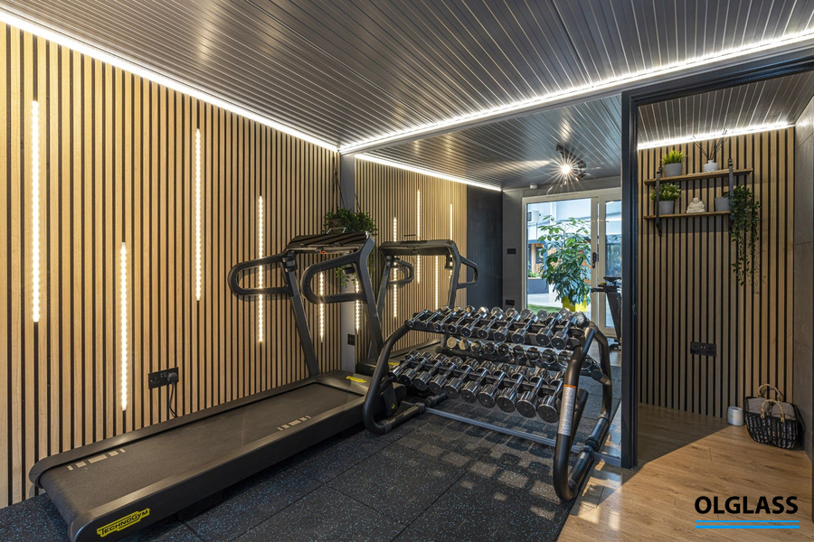 Duże lustro w salonie przy skórzanej sofie i roślinach w nowoczesnym wnętrzu, Gdańsk, Sopot, Gdynia, Trójmiasto.