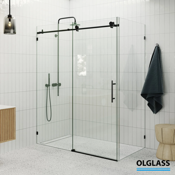 Kabina prysznicowa przesuwna z czarnymi prowadnicami w jasnej łazience, Gdańsk, Sopot, Gdynia, Trójmiasto.