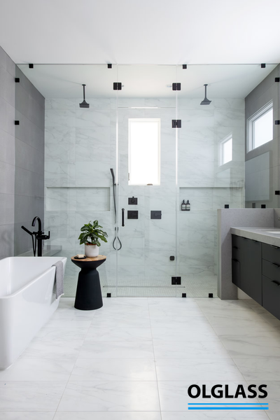 Nowoczesna szklana kabina prysznicowa w przestronnej łazience z dużym przeszkleniem, Gdańsk, Sopot, Gdynia, Trójmiasto.