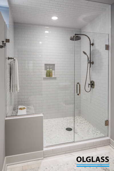 Szklana kabina prysznicowa w łazience z białą glazurą typu metro i deszczownicą, Gdańsk, Sopot, Gdynia, Trójmiasto.