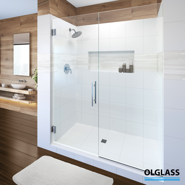 Szklana kabina prysznicowa z drzwiami uchylnymi w jasnej łazience z drewnianymi akcentami, Gdańsk, Sopot, Gdynia, Trójmiasto.