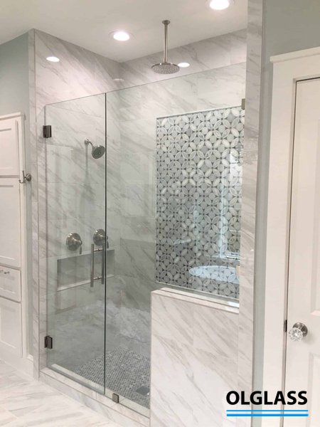 Szklana kabina prysznicowa z drzwiami w łazience wykończonej płytami marmurowymi, Gdańsk, Sopot, Gdynia, Trójmiasto.