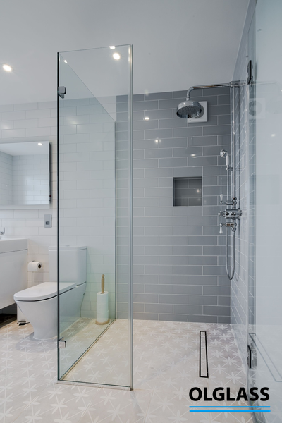 Szklana kabina walk-in w nowoczesnej łazience z umywalką i czarnymi dodatkami, Gdańsk, Sopot, Gdynia, Trójmiasto.