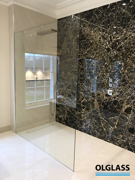 Kabina prysznicowa walk-in ze szkła przezroczystego w łazience z dekoracyjną czarną ścianą, Gdańsk, Sopot, Gdynia, Trójmiasto.