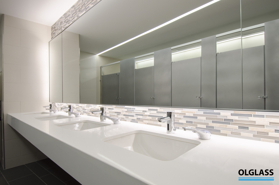 Ściana luster w sali fitness z hantlami, sztangami i piłkami treningowymi, Gdańsk, Sopot, Gdynia, Trójmiasto.