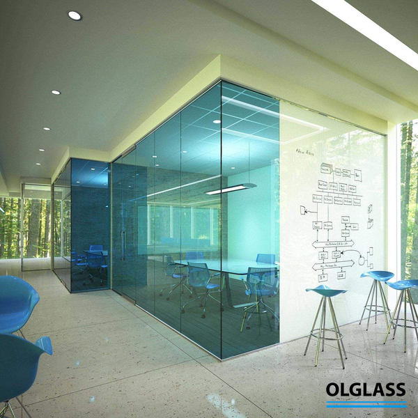 Długi korytarz w biurze z ściankami szklanymi, które oddzielają gabinety i salę do pracy.