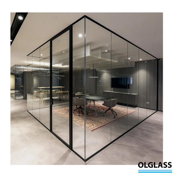 Nowoczesne biuro z przeszklonymi pomieszczeniami i widocznymi szklanymi drzwiami prowadzącymi do sal.